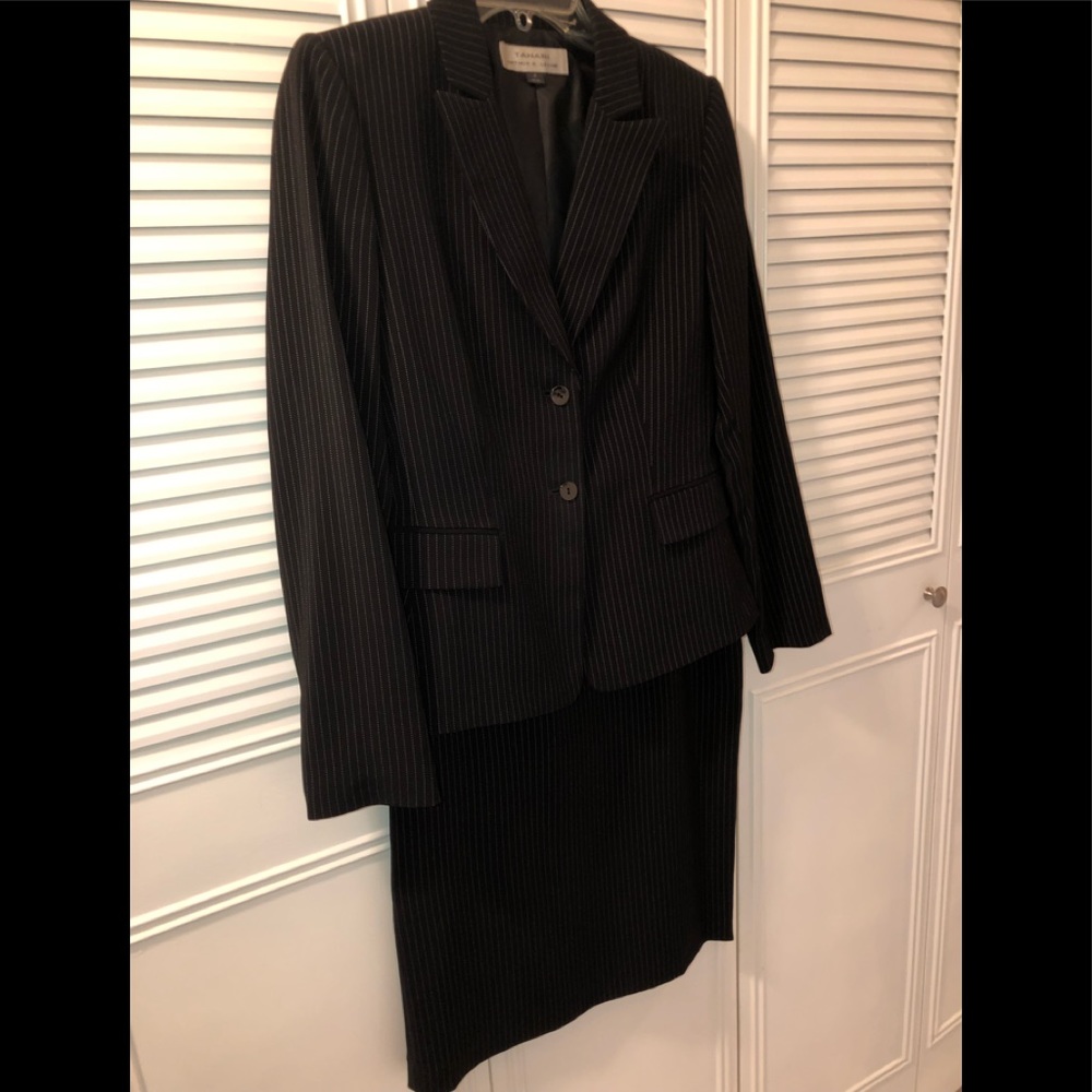 Skirt suit